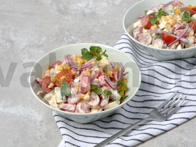 Salotos su kukurūzais ir medžioklinėmis dešrelėmis pagrindine nuotrauka