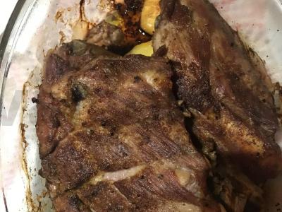 Kiaulienos šonkauliukai su keptomis bulvėmis pagrindine nuotrauka