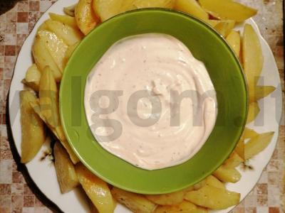 Kaimiškos bulvės su padažu pagrindine nuotrauka