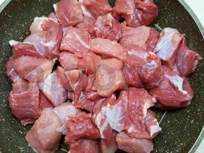 Sultingas ėrienos troškinys vyne Žingsnis 1