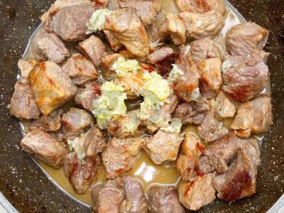 Sultingas ėrienos troškinys vyne Žingsnis 4