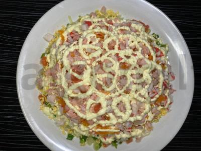 Gausios salotos su raudona žuvimi ir daržovėmis Žingsnis 2