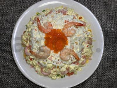 Gausios salotos su raudona žuvimi ir daržovėmis pagrindine nuotrauka