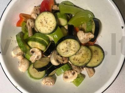 Aromatingos ant grotelių keptos daržovės Žingsnis 1