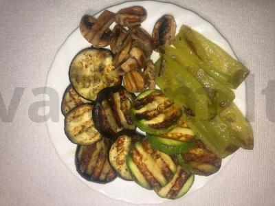 Aromatingos ant grotelių keptos daržovės pagrindine nuotrauka