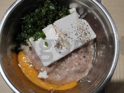 Dviejų rūšių maltos mėsos kotletai su varške Žingsnis 1