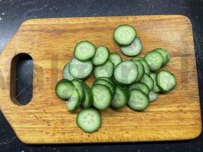 Pavasario salotos su ridikėliais, kiaušiniais ir agurkais Žingsnis 1