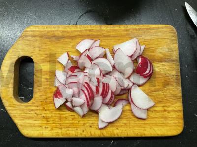 Pavasario salotos su ridikėliais, kiaušiniais ir agurkais Žingsnis 2