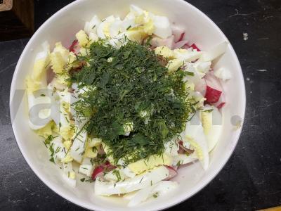 Pavasario salotos su ridikėliais, kiaušiniais ir agurkais Žingsnis 4