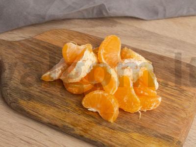 Mandarinų kompotas su cukranendrių cukrumi ir sultonėmis Žingsnis 1