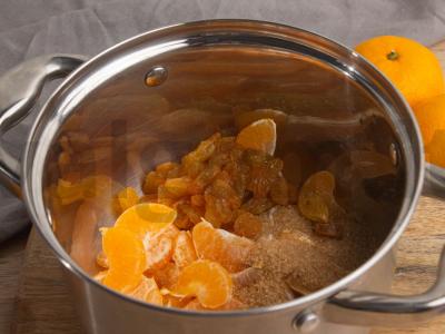 Mandarinų kompotas su cukranendrių cukrumi ir sultonėmis Žingsnis 2