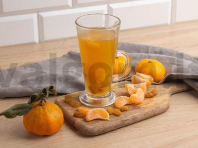 Mandarinų kompotas su cukranendrių cukrumi ir sultonėmis pagrindine nuotrauka
