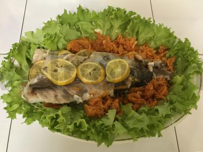 Žuvis ant morkų lovos pagrindine nuotrauka