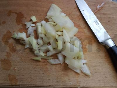 Troškinti kopūstai su malta mėsa, pomidorų pasta ir prieskoniais Žingsnis 1