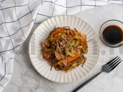 Soba su žalia rūkyta šonine ir daržovėmis pagrindine nuotrauka