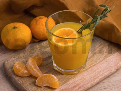 Degtinės ir mandarinų kokteilis. pagrindine nuotrauka