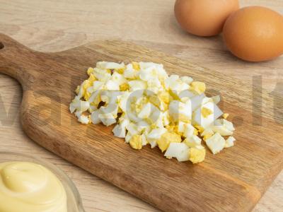 Salotos su žuvies konservais, makaronais ir šviežiais agurkais Žingsnis 1