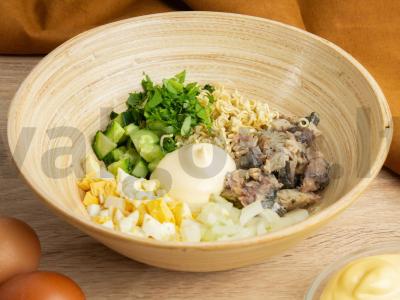 Salotos su žuvies konservais, makaronais ir šviežiais agurkais Žingsnis 2