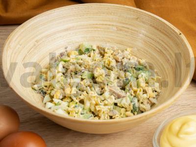 Salotos su žuvies konservais, makaronais ir šviežiais agurkais Žingsnis 3