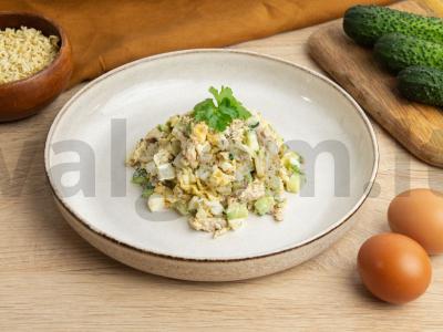 Salotos su žuvies konservais, makaronais ir šviežiais agurkais Žingsnis 4