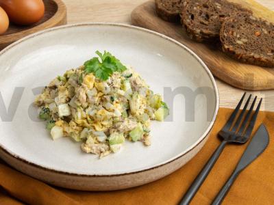 Salotos su žuvies konservais, makaronais ir šviežiais agurkais pagrindine nuotrauka