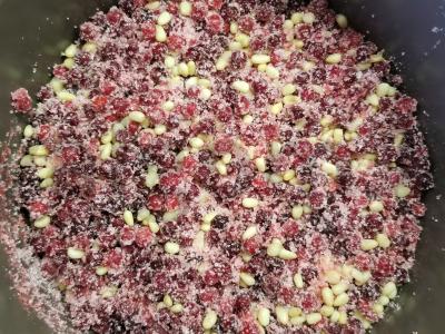 Naminė bruknių uogienė su kedro riešutais Žingsnis 1