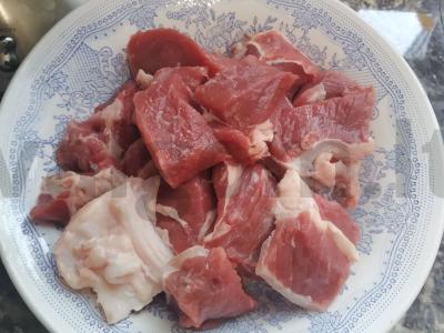 Jautienos troškinys su svogūnais Žingsnis 1