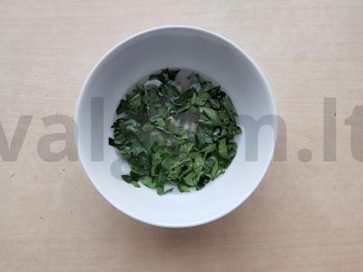 Marinuoti vyšniniai pomidorai su petražolėmis Žingsnis 1