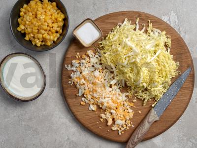 Paprastos salotos su kukurūzais ir kiaušiniais Žingsnis 1