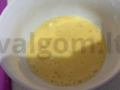 Omletas su dešrelėmis vaikų meniu Žingsnis 4