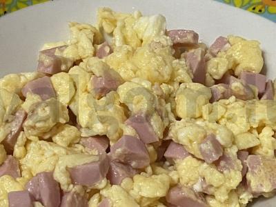 Omletas su dešrelėmis vaikų meniu pagrindine nuotrauka