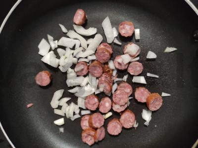 Pikantiška kiaušinienė su žvėrienos dešrelėmis ir špinatais Žingsnis 2