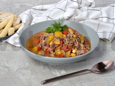 Aštrus aštrus patiekalas su kukurūzais ir aitriosiomis paprikomis pagrindine nuotrauka