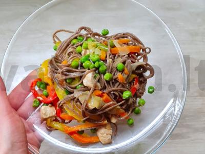 Grikių makaronai su daržovėmis ir vištiena pagrindine nuotrauka