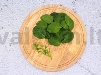 Omletas su špinatais, sūriu ir žirneliais Žingsnis 1