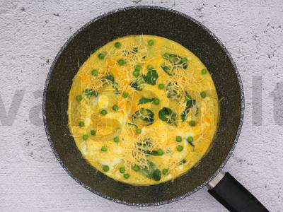Omletas su špinatais, sūriu ir žirneliais Žingsnis 6