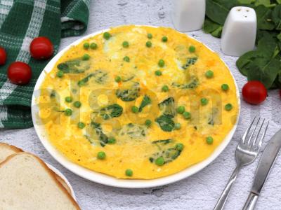 Omletas su špinatais, sūriu ir žirneliais pagrindine nuotrauka