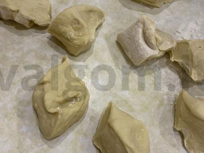 Koldūnai su vištiena, svogūnais ir česnakais Žingsnis 5