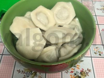 Koldūnai su vištiena, svogūnais ir česnakais pagrindine nuotrauka