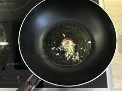 Orzo su krevetėmis pomidorų padaže Žingsnis 1