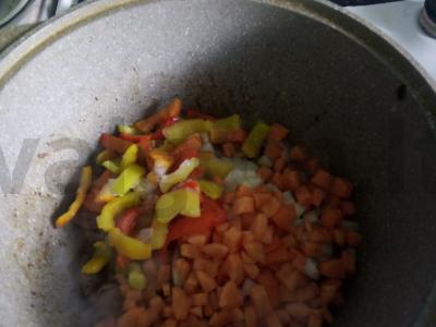 Kopūstai, troškinti su vištienos kepenėlėmis Žingsnis 3