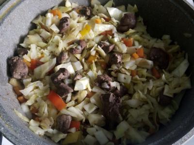 Kopūstai, troškinti su vištienos kepenėlėmis Žingsnis 4