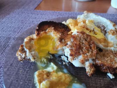 Kiaušinienė ir duona pagrindine nuotrauka