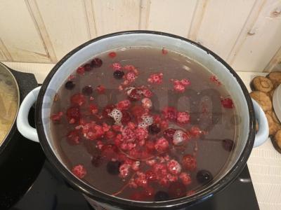 Uogų kompotas "Asorti" Žingsnis 4