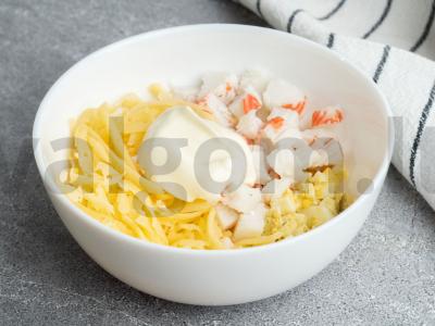 Blyneliai su krabų lazdelėmis, kiaušiniais ir sūriu Žingsnis 2