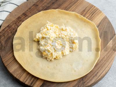 Blyneliai su krabų lazdelėmis, kiaušiniais ir sūriu Žingsnis 3