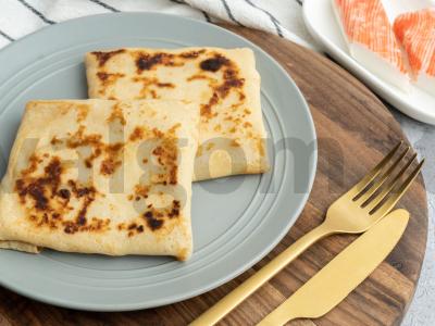 Blyneliai su krabų lazdelėmis, kiaušiniais ir sūriu pagrindine nuotrauka