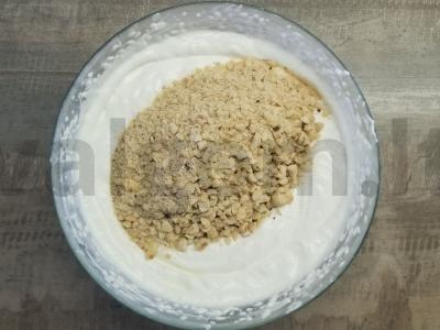 Erdvus meringue pyragas su lazdyno riešutais Žingsnis 4