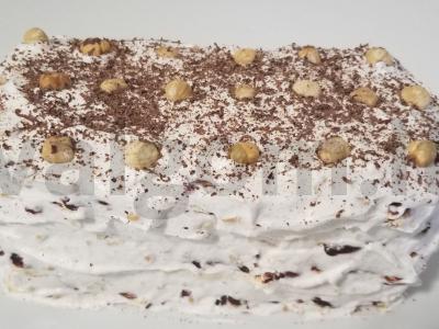 Erdvus meringue pyragas su lazdyno riešutais pagrindine nuotrauka