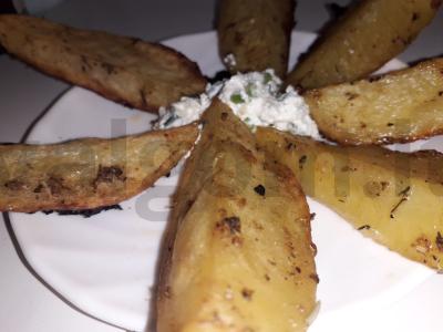 Su padažu keptos bulvės pagrindine nuotrauka